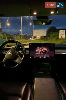Седан Tesla Model 3 2022 в 