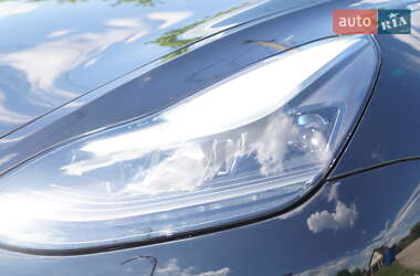 Седан Tesla Model 3 2022 в 