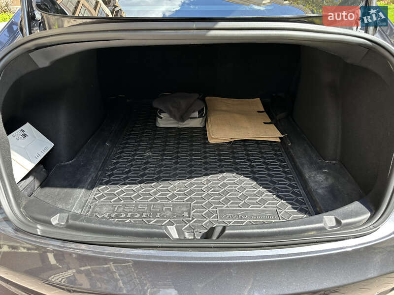Седан Tesla Model 3 2018 в Києві