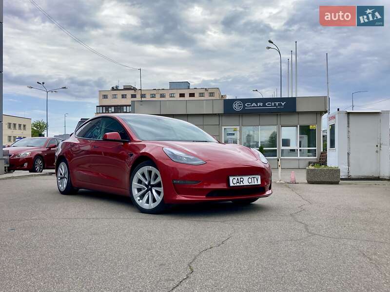 Седан Tesla Model 3 2022 в 