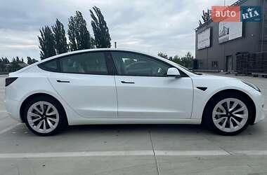 Седан Tesla Model 3 2022 в 