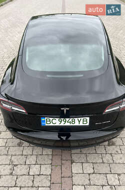 Седан Tesla Model 3 2022 в 