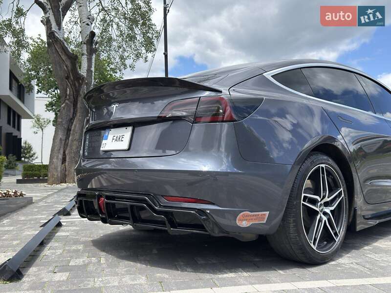 Седан Tesla Model 3 2020 в Ужгороді