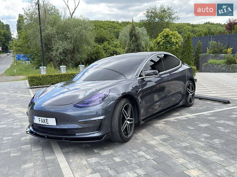 Седан Tesla Model 3 2020 в Ужгороді