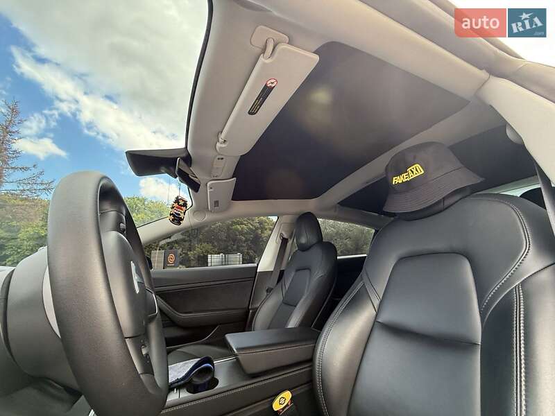 Седан Tesla Model 3 2020 в Ужгороді