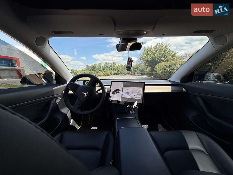 Седан Tesla Model 3 2020 в Ужгороді