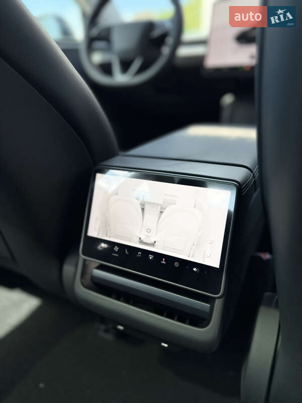 Седан Tesla Model 3 2024 в Вінниці