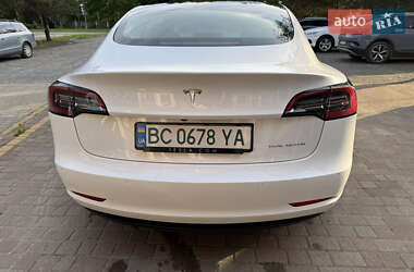 Седан Tesla Model 3 2022 в 