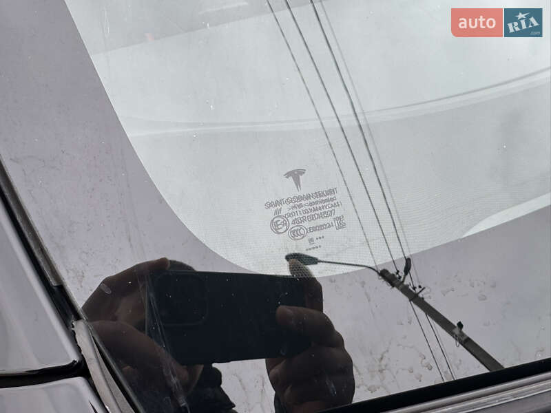 Седан Tesla Model 3 2018 в Ровно