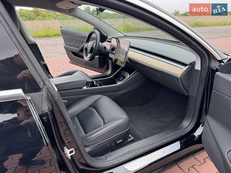 Седан Tesla Model 3 2018 в Ровно