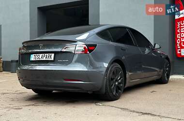 Седан Tesla Model 3 2022 в 