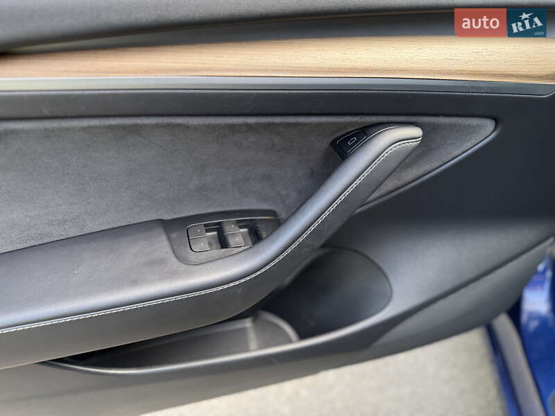 Седан Tesla Model 3 2022 в Киеве