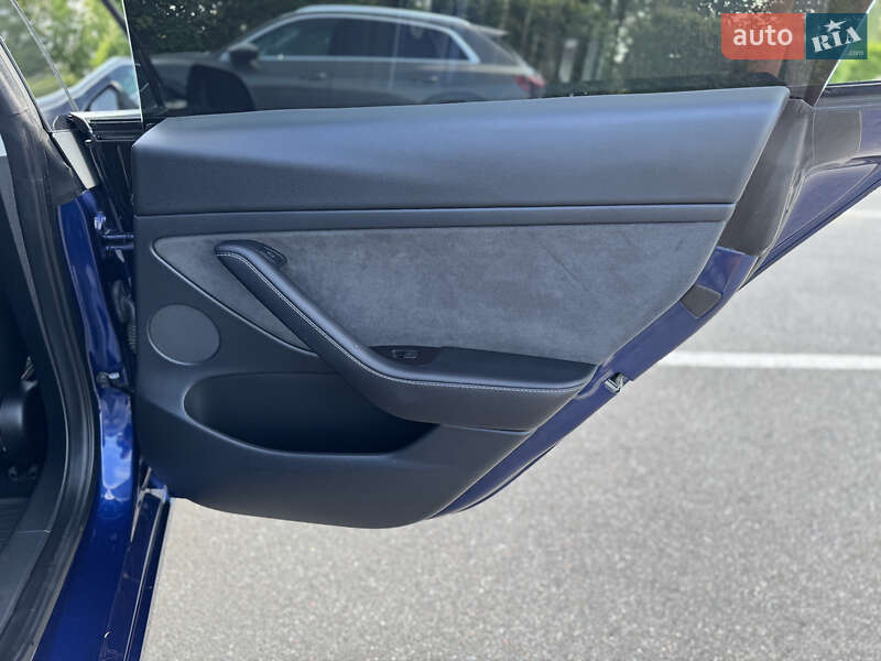Седан Tesla Model 3 2022 в Киеве