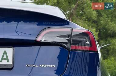 Седан Tesla Model 3 2022 в 