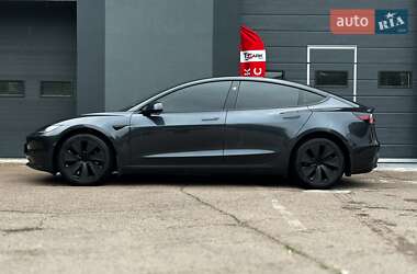 Седан Tesla Model 3 2024 в 