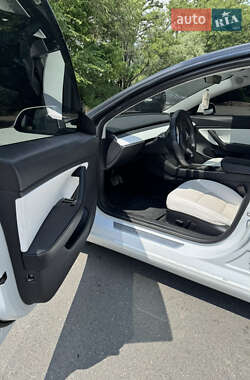 Седан Tesla Model 3 2020 в 