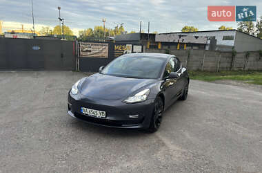 Седан Tesla Model 3 2023 в 