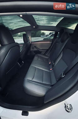 Седан Tesla Model 3 2024 в 