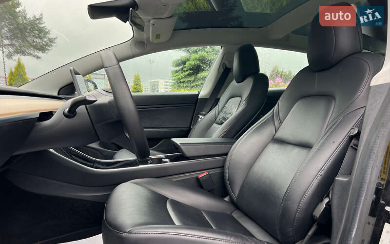 Седан Tesla Model 3 2020 в Львове