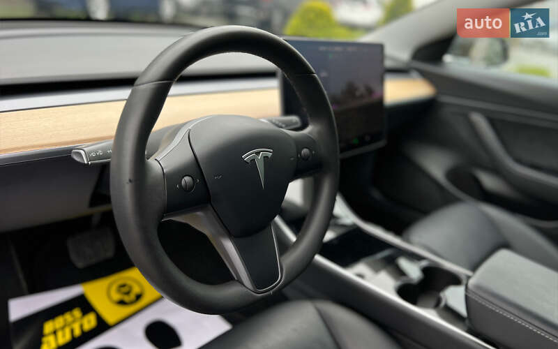 Седан Tesla Model 3 2020 в Львове