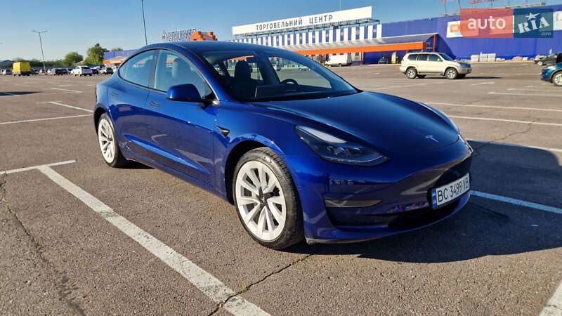 Седан Tesla Model 3 2022 в 
