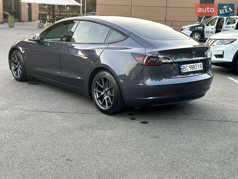 Седан Tesla Model 3 2021 в Киеве