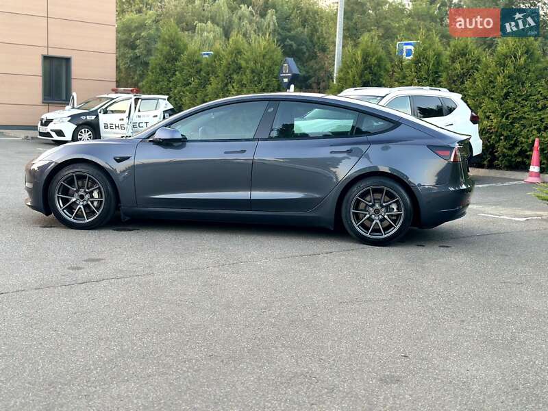 Седан Tesla Model 3 2021 в Києві