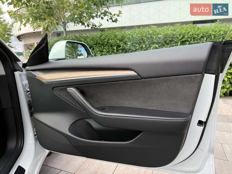 Седан Tesla Model 3 2022 в Киеве