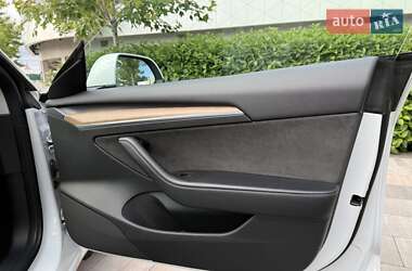 Седан Tesla Model 3 2022 в 