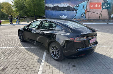 Седан Tesla Model 3 2022 в 