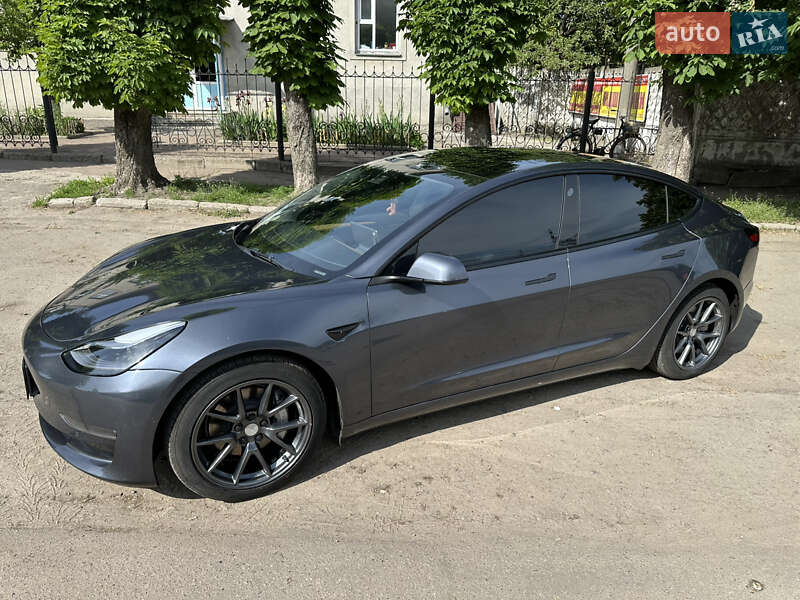 Седан Tesla Model 3 2022 в 