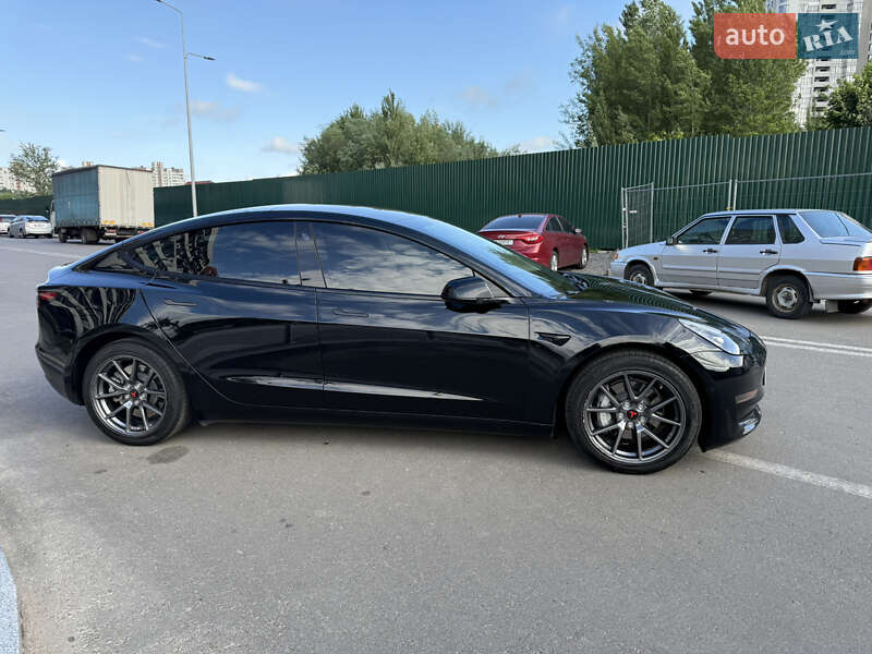 Седан Tesla Model 3 2021 в 