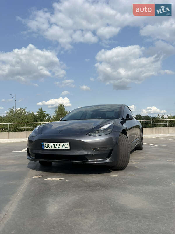 Седан Tesla Model 3 2022 в 