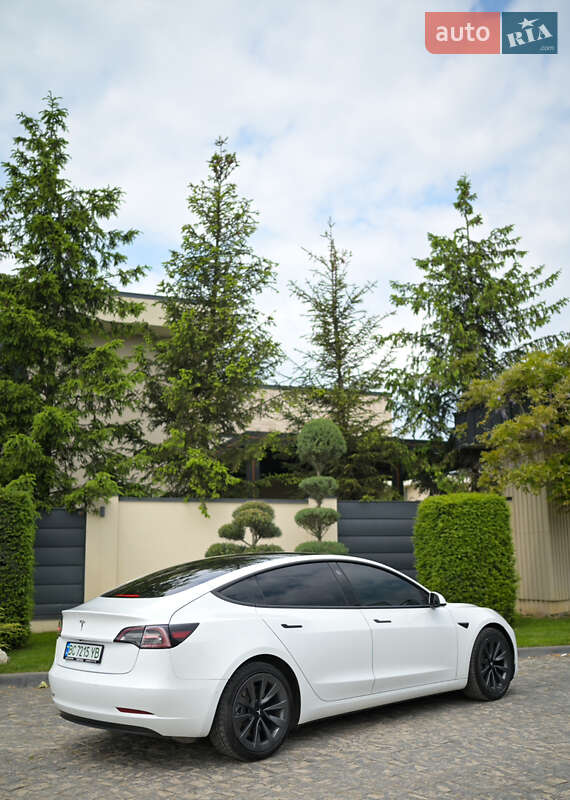 Седан Tesla Model 3 2022 в Львове