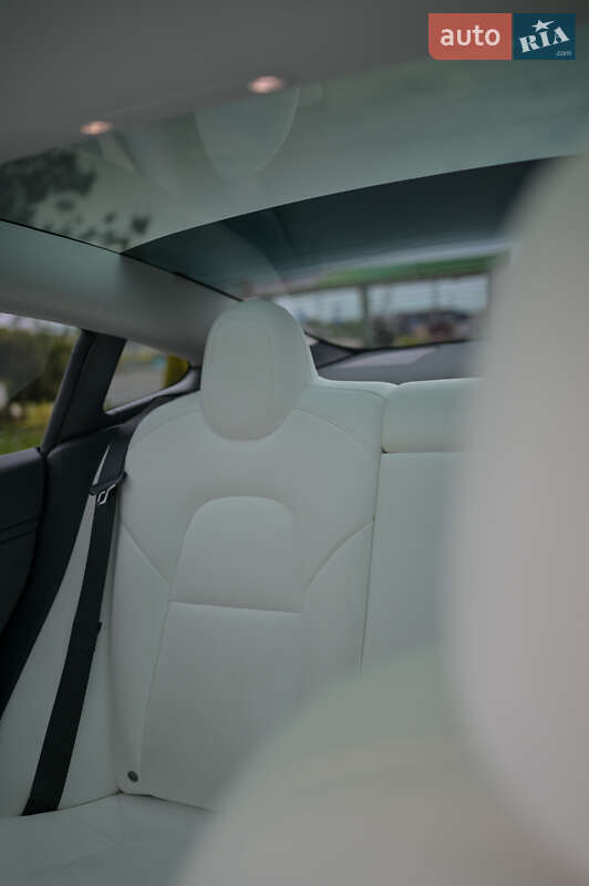 Седан Tesla Model 3 2022 в Львове