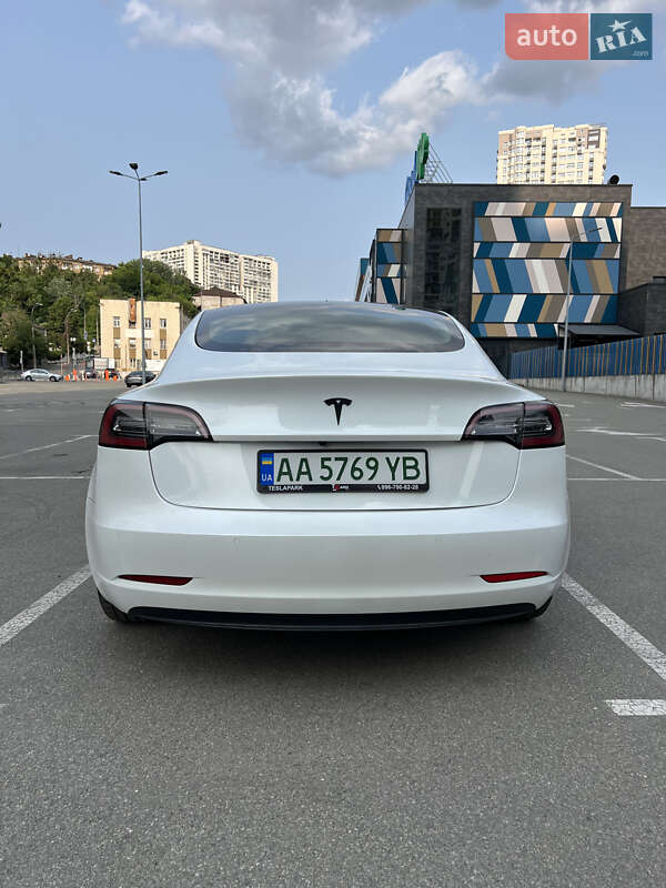Седан Tesla Model 3 2021 в Киеве