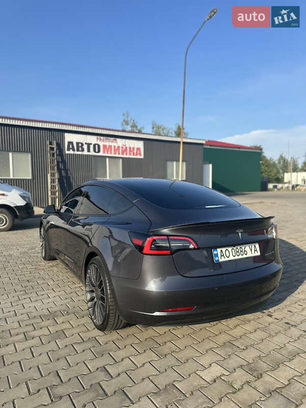 Седан Tesla Model 3 2021 в Ужгороді
