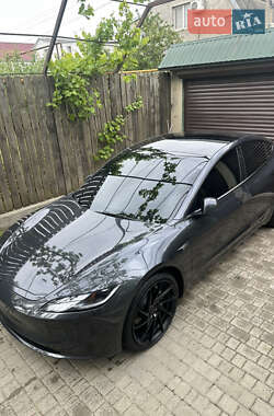 Седан Tesla Model 3 2024 в 