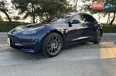 Седан Tesla Model 3 2022 в 