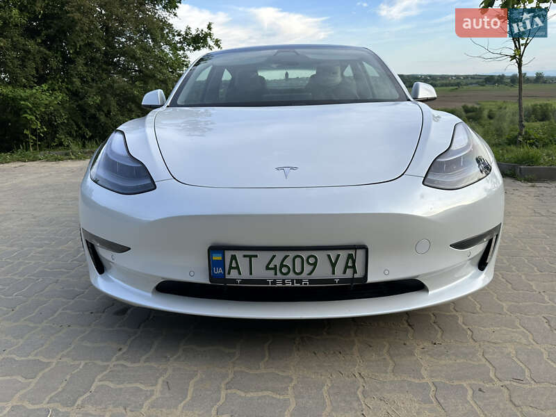 Седан Tesla Model 3 2021 в Калуше