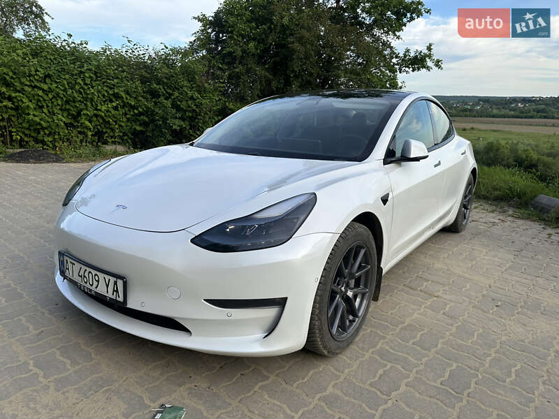 Седан Tesla Model 3 2021 в Калуше