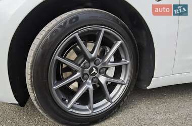 Седан Tesla Model 3 2020 в 