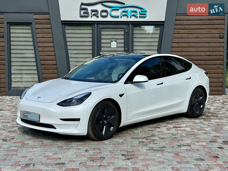 Седан Tesla Model 3 2022 в 