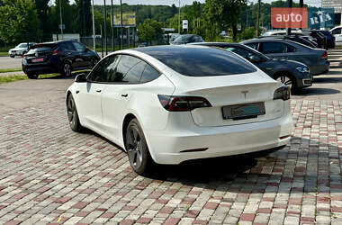 Седан Tesla Model 3 2022 в 