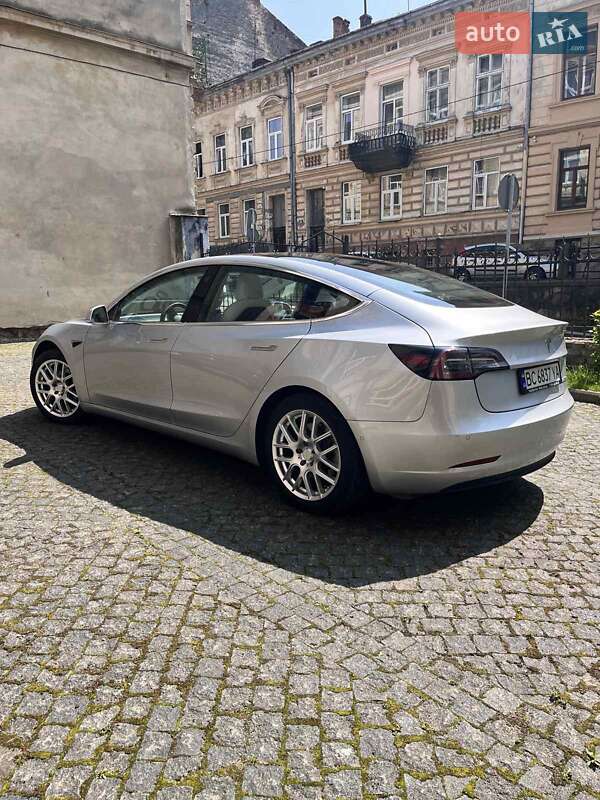 Седан Tesla Model 3 2018 в Львові