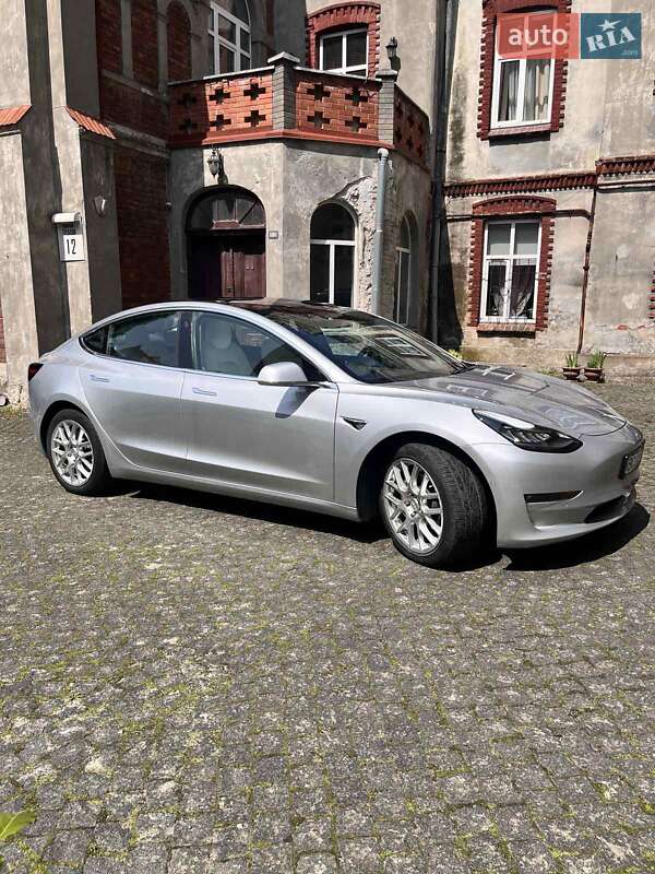 Седан Tesla Model 3 2018 в Львові