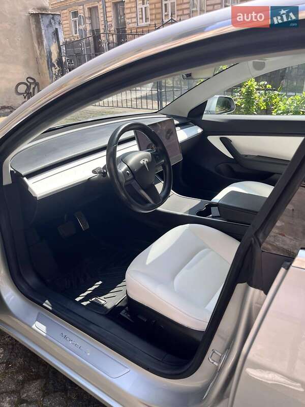 Седан Tesla Model 3 2018 в Львові