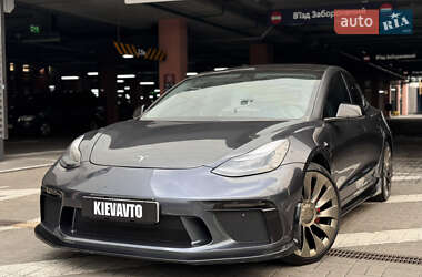 Седан Tesla Model 3 2021 в 