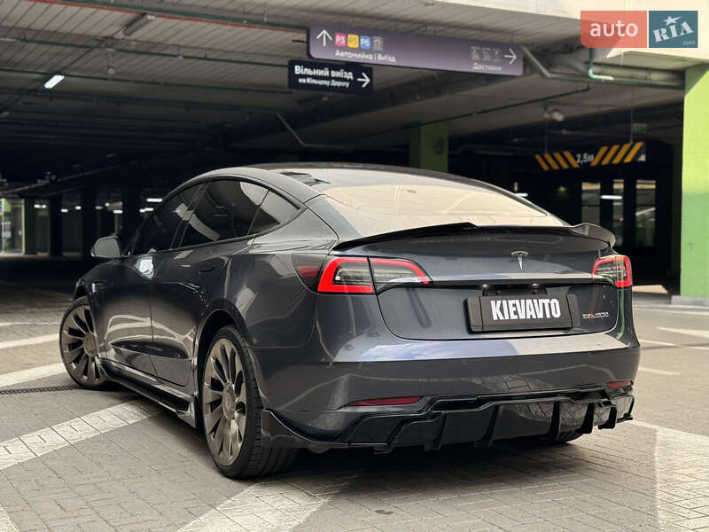 Седан Tesla Model 3 2021 в Киеве