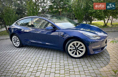 Седан Tesla Model 3 2022 в 